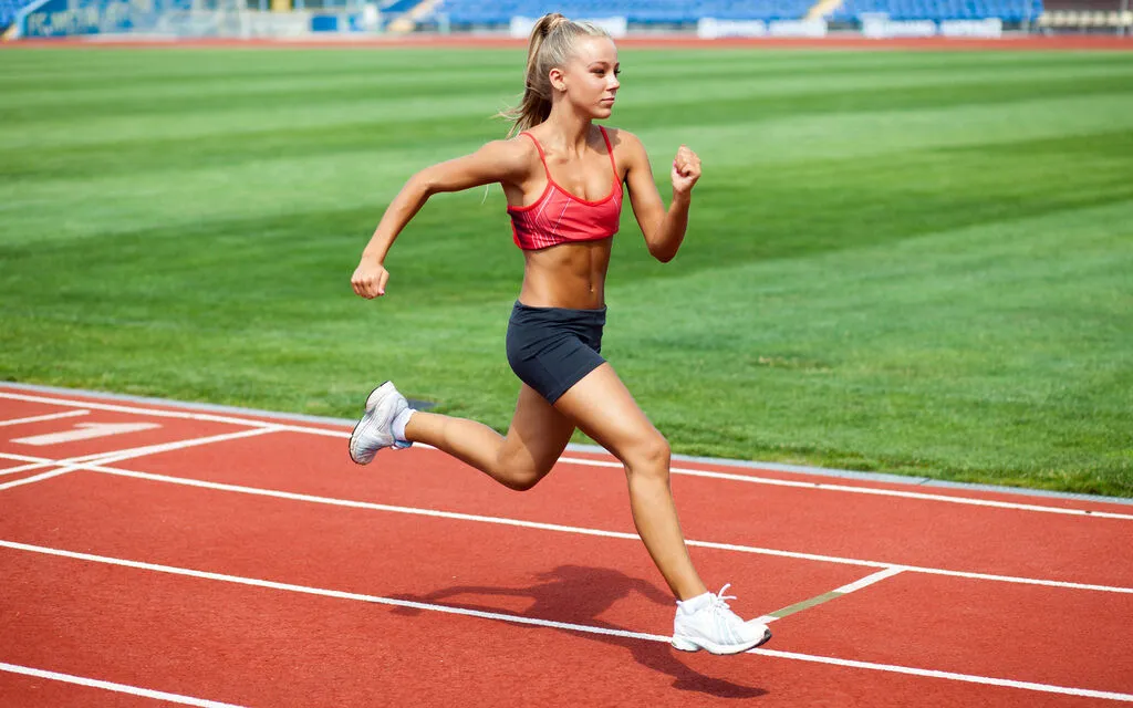 Blonde_girl_Run_Legs_516345_3840x2400